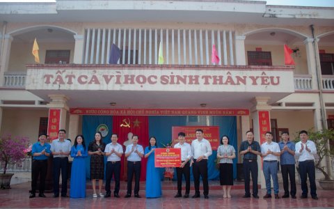 Công đoàn cơ quan Thành uỷ Sầm Sơn trao tặng công trình tập luyện thể dục, thể thao ngoài trời cho trường THCS Quảng Minh