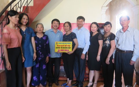  Liên đoàn lao động thành phố Sầm Sơn: Trao tiền hỗ trợ sửa nhà “Mái ấm công đoàn”