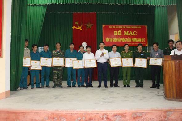 http://samson.thanhhoa.gov.vn/portal/Photos/2017-10-26/ba8dd2499201790dIMG_3623%20dien%20tap%20q%20hung.JPG